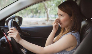 Vì sao khoang nội thất ô tô thường ám mùi khó chịu?