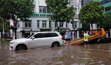 Chủ xe cần làm gì khi phương tiện chết máy giữa mưa lũ?