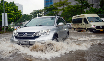 Lùi xe qua chỗ ngập có tránh được thủy kích không?