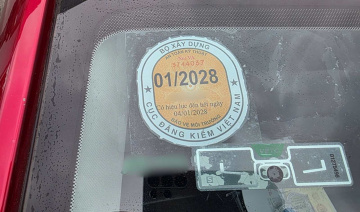 Từ 2026: Ô tô chỉ còn một tem kính lái, xe điện sắp có biển số riêng