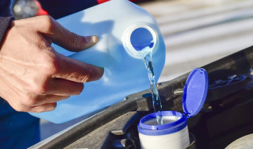 Dùng nước máy thay nước rửa kính ô tô: Tiết kiệm nhỏ, rủi ro lớn