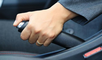 Vì sao phanh tay cơ dần biến mất trên ô tô đời mới?
