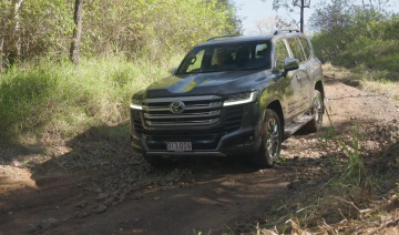 Toyota Land Cruiser 300 2026 phô diễn khả năng off-road ấn tượng trên địa hình khắc nghiệt
