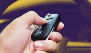 Vì sao ô tô lại phát tiếng "bíp" khi bấm khóa cửa?