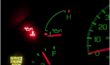 Đèn báo dầu bật sáng, tài xế cần làm gì ngay?