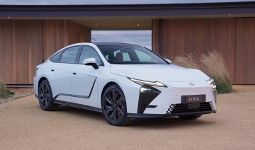Lexus ES 500e AWD 2026 mới: Sedan điện mang diện mạo khác biệt