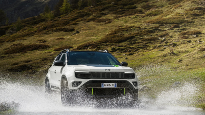 Ra mắt mẫu SUV cỡ nhỏ Jeep Avenger 4xe hybrid 2025