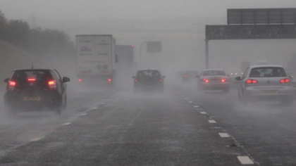 Lái xe trong mưa lớn: Các lưu ý quan trọng để tránh rủi ro