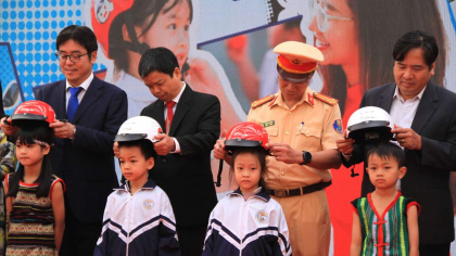 Honda Việt Nam tặng mũ bảo hiểm cho học sinh lớp Một khu vực Tây Nguyên