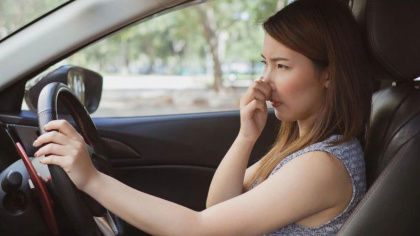Vì sao khoang nội thất ô tô thường ám mùi khó chịu?