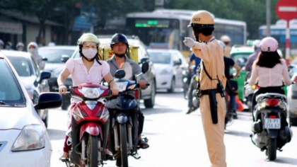 Từ 1/1/2026: Người vi phạm giao thông có thể bị khấu trừ lương để thi hành quyết định xử phạt