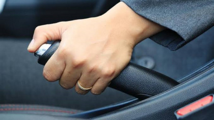 Vì sao phanh tay cơ dần biến mất trên ô tô đời mới?