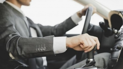 7 sai lầm nguy hiểm khi lái xe số tự động