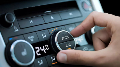 Bật điều hòa hay mở cửa sổ, cách nào tiết kiệm xăng?