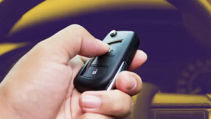 Vì sao ô tô lại phát tiếng "bíp" khi bấm khóa cửa?