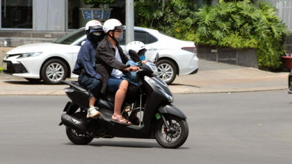 Điều gì xảy ra khi người đi xe mô tô, xe gắn máy phanh gấp?
