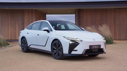 Lexus ES 500e AWD 2026 mới: Sedan điện mang diện mạo khác biệt