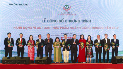 Trao biểu trưng "Tôi hành động vì an toàn thực phẩm"