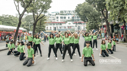 Tình nguyện viên "Hành động vì an toàn thực phẩm" khuấy động phố đi bộ với màn nhảy Flashmob "Yêu đời"