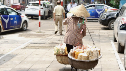 Bình dị những gánh hàng rong giữa lòng Hà Nội