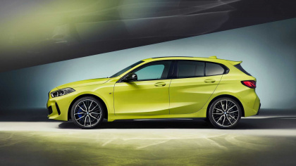 BMW M135i xDrive 2022: Lộ diện với màu sơn lạ mắt