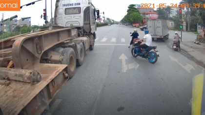 Góc ý thức: Taxi vô tư vượt đèn đỏ nhưng gây khó chịu hơn là còi