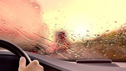Kinh nghiệm "nằm lòng" để lái xe ô tô an toàn trời mưa