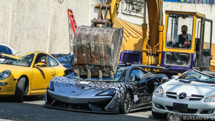 "Xót xa" nhìn dàn siêu xe 1,2 triệu USD bị nghiền nát không thương tiếc