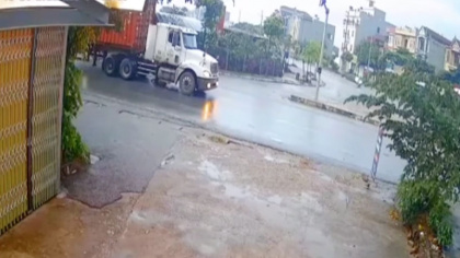 Suýt chết dưới gầm xe container, nhưng thái độ sau đó của người đi bộ mới đáng chú ý