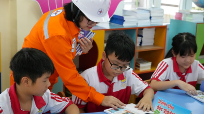 Lan tỏa văn hóa đọc và thông điệp sử dụng điện an toàn, tiết kiệm: Hành trình “Bí mật Quả cầu tím” trên vùng đất Mỏ