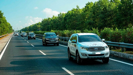 Khi lái xe nên giữ khoảng cách bao xa với ô tô phía trước?
