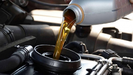 Thay dầu ô tô tại tiệm rửa xe, nên hay không?