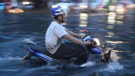 Làm gì để đi xe máy thoát khỏi vùng ngập an toàn?