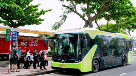 Người dân và du khách Nha Trang hào hứng trải nghiệm xe buýt điện VinBus
