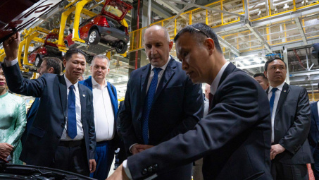 Tổng thống Bulgaria đề nghị VinFast sớm bán xe điện tại Bulgaria