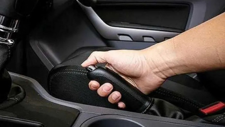 Xe ô tô bị kẹt chân ga phải xử lý như thế nào?