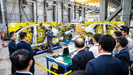 Đại diện 8 địa phương “tận mục sở thị” nhà máy VinFast