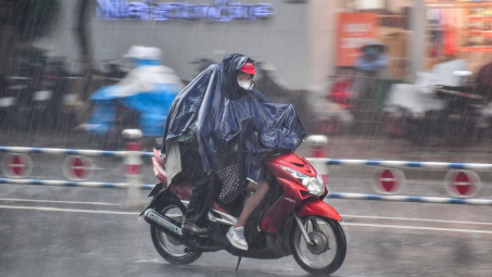 Nắm chắc kỹ năng lái xe máy trời mưa