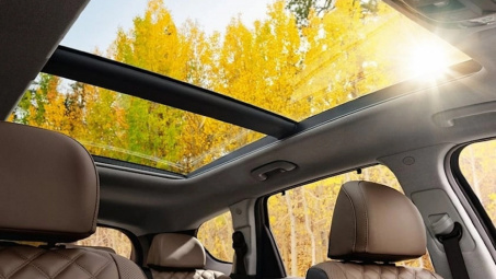 Ưu nhược điểm của ô tô có cửa sổ trời toàn cảnh