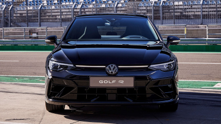 Volkswagen Golf R Black Edition mới đã mạnh mẽ hơn trước