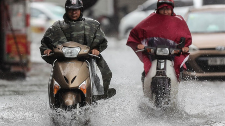 Phải làm gì khi xe máy bị ngập nước chết máy vào mùa mưa?