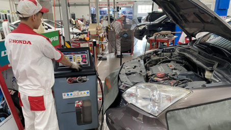 Honda Việt Nam hỗ trợ người dân các tỉnh vùng lũ: Kiểm tra và thay dầu xe miễn phí