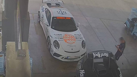 Thành viên trong đoàn siêu xe Gumball 3000 mua xăng bằng… tiền giả
