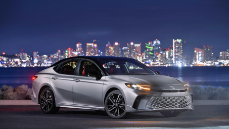 Chi tiết Toyota Camry Hybrid 2025