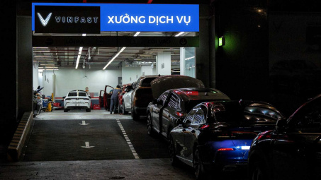 Sau mưa lũ, VinFast hỗ trợ khách hàng miền Bắc và miền Trung sửa chữa xe hư hỏng