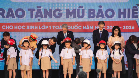 Honda Việt Nam trao tặng 1,8 triệu mũ bảo hiểm cho học sinh lớp 1 trên toàn quốc năm học 2025 - 2026
