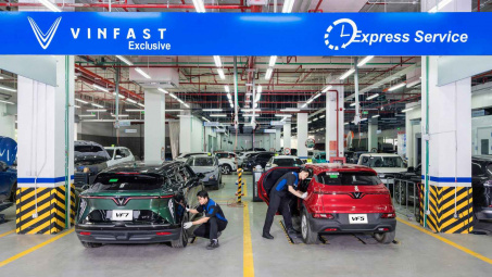 VinFast hỗ trợ cứu hộ và sửa chữa xe cho khách hàng miền Trung