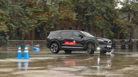 VinFast VF 9 chinh phục khách hàng Hà Nội qua loạt bài lái thử đầy cảm xúc