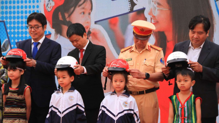 Honda Việt Nam tặng mũ bảo hiểm cho học sinh lớp Một khu vực Tây Nguyên