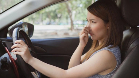 Vì sao khoang nội thất ô tô thường ám mùi khó chịu?